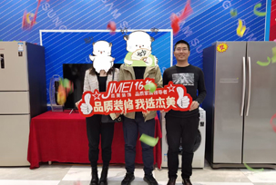 業(yè)主的時(shí)間不是很多，主要是交給了設(shè)計(jì)師，到現(xiàn)在為止看到的效果還是非常不錯(cuò)的，其他的都沒有問題！業(yè)主說當(dāng)時(shí)是在網(wǎng)上看到的我們杰美裝飾的，總共查看了幾家裝修，在他們小區(qū)，杰美裝飾也做了好幾套，業(yè)主就打了電話，最后就選擇了杰美裝飾。而且杰美裝飾對(duì)于風(fēng)格類...